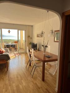 Televízia a/alebo spoločenská miestnosť v ubytovaní Apartamento Cabo Mar