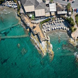 eine Luftansicht eines Resorts neben dem Wasser in der Unterkunft Porto Greco Village Beach Hotel in Hersonissos