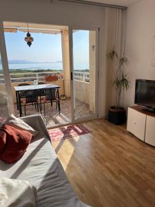 Televízia a/alebo spoločenská miestnosť v ubytovaní Apartamento Cabo Mar