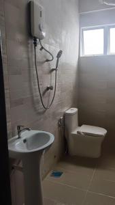 e bagno con doccia, servizi igienici e lavandino. di The CRISNA'S Apartment a Port Dickson