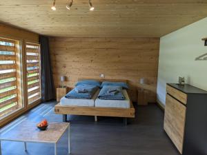 una camera con letto e tavolo di BnB Fellacher ad Adelboden