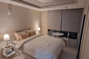 1 dormitorio con cama, mesa y ventana en 동성로 Residence Daon en Daegu