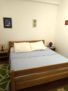 1 dormitorio con 1 cama con edredón azul en Ivago Apartments, en Privlaka