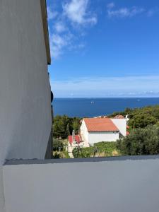 - une vue sur l'océan depuis le balcon d'une maison dans l'établissement Apartmani "Nikola" Seaview - Ivan Dolac, Hvar, à Ivan Dolac