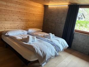 1 dormitorio con cama con almohadas y ventana en RISTORO TANEDA en Quinto