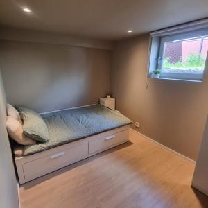1 dormitorio con cama y ventana en Apartment in the city, en Porsgrunn