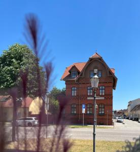 a brick building with a street light in front of it at Ferienwohnung am Schloßgarten in Oranienbaum-Wörlitz