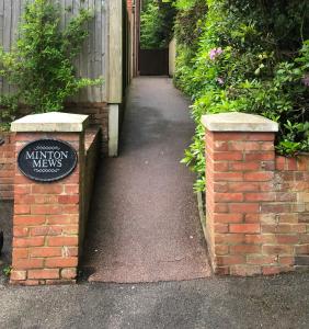un marciapiede di mattoni con un cartello con scritto "un milione di modi" di The private Minton Mews No 3 a Bournemouth Altre 3 foto