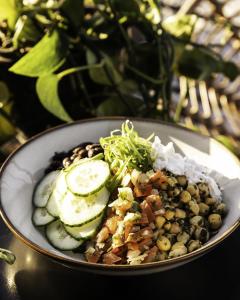 um prato de alimentos com feijão e legumes sobre uma mesa em Hotel Nell - Union Market em Washington