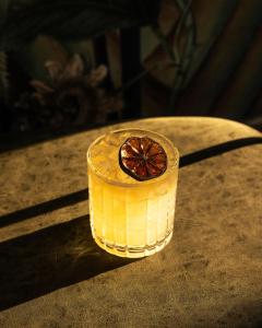uma bebida sobre uma mesa com uma toranja em Hotel Nell - Union Market em Washington