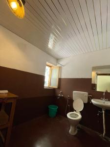 列城The Kesar Guest House Sumoor的带马桶和水槽的浴室