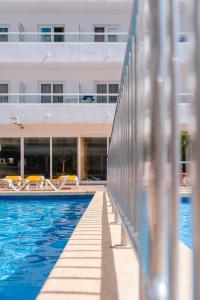 una piscina di fronte a un edificio di Port Fiesta Park a Benidorm