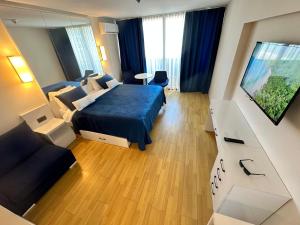 um quarto de hotel com uma cama e um sofá em Batum Apart em Batumi
