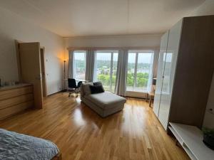 een woonkamer met een bank en een stoel in een kamer bij Hotell Årjäng in Årjäng
