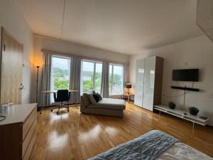 ein großes Wohnzimmer mit Sofa und TV in der Unterkunft Hotell Årjäng in Årjäng