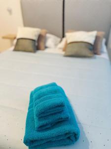 Una toalla azul sentada encima de una cama en Apartment Petrarca 13 R5331, en Pirri