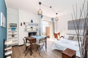 Un dormitorio con una cama y un escritorio con una mesa. en Appartamento Pet-Friendly Vista Mare Recco, en Recco