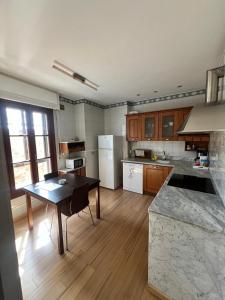 cocina grande con mesa y encimera en La torre del reloj, en Ponferrada