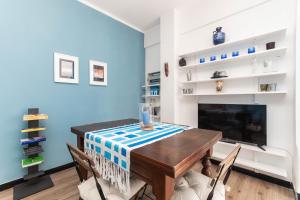 Un comedor con mesa y chimenea. en Appartamento Pet-Friendly Vista Mare Recco, en Recco