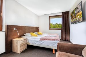 une chambre avec un lit et une fenêtre dans l'établissement MS Apart Władysławowo, à Władysławowo