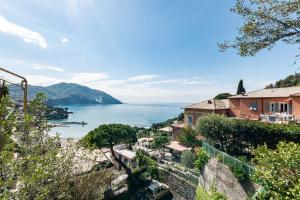 Una vista de un cuerpo de agua con una casa. en Appartamento Pet-Friendly Vista Mare Recco, en Recco