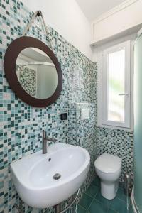 Un baño con lavabo e inodoro en Appartamento Pet-Friendly Vista Mare Recco, en Recco 22 fotos más