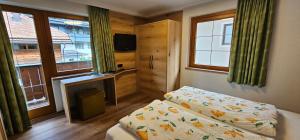 Postel nebo postele na pokoji v ubytování Hotel-Garni Pramstraller