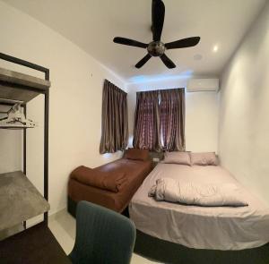 居鑾的住宿－QuiteSpace，一间卧室配有一张床和吊扇