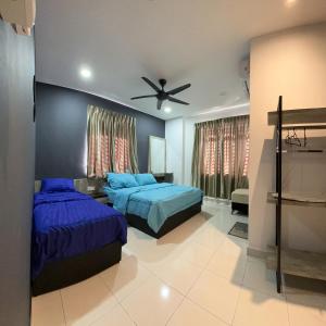 um quarto com 2 camas e uma ventoinha de tecto em QuiteSpace em Keluang