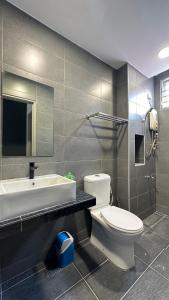 居鑾的住宿－QuiteSpace，浴室配有白色卫生间和盥洗盆。
