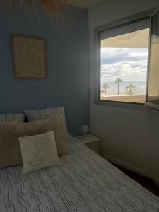 Tempat tidur dalam kamar di Bel appartement vue mer accès direct plage