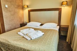 Postel nebo postele na pokoji v ubytování Grand SPA Lietuva Hotel Druskininkai