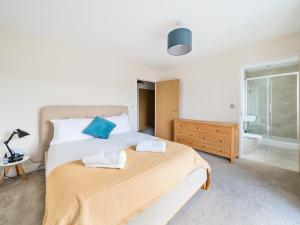 a bedroom with a bed and a bathroom at Spacious Apartment in Addlestone with Free Parking- Pass the Keys in Addlestone +19 photos