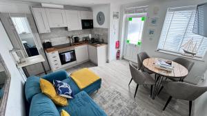 Dapur atau dapur kecil di ABOVE ST IVES PORTHMINSTER BEACH - "St James Rest" is a REFURBISHED & SUPER STYLISH PRIVATE APARTMENT - King Bedroom with Ensuite, Family Bathroom, Double Bunk Cabin & Sofabed LoungeKitchenDiner - 2 mins walk Main Car Park & Station