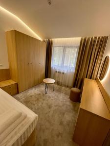 pokój hotelowy z łóżkiem i stołem w obiekcie Carivka Hotel w mieście Tsarivka
