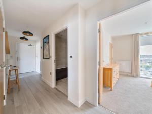 een lege kamer met een deur naar een slaapkamer bij Pass the Keys Bright modern flat wparking in Addlestone
