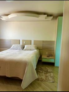 um quarto com uma cama grande e um tapete em Apartamento Bierbaum em Treze Tílias