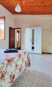 um quarto com uma cama e um tecto de madeira em SantOliva Apartments em Trabia