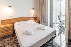 - une chambre avec un lit et 2 chaussons dans l'établissement Fener de Baix 81 Apartamento primera línea mar, à Gérone