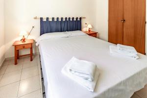 Ένα ή περισσότερα κρεβάτια σε δωμάτιο στο Fener de Dalt 84 apartamento piscina comunitaria