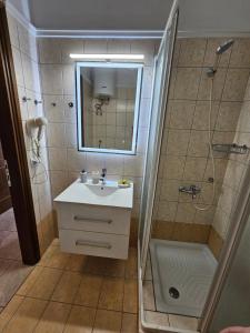 bagno con lavandino e doccia di Holiday House Kallithea a Kallithea