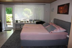 een groot bed in een kamer met een raam bij Nettes Appartement in Mönchengladbach