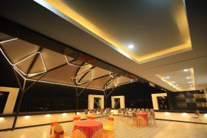 una sala banchetti con tavoli, sedie e luci di Urban Suites a Bhubaneshwar