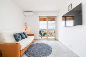 Elegant 2 Bed Apt with Pool in Juan Les Pins TV 또는 엔터테인먼트 센터