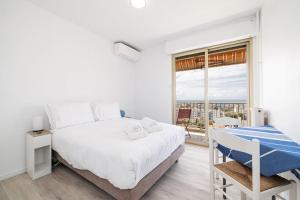 Elegant 2 Bed Apt with Pool in Juan Les Pins 객실 침대 사진 55개 이상