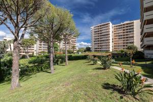 Elegant 2 Bed Apt with Pool in Juan Les Pins 야외 정원