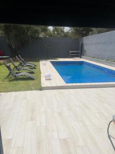 una piscina con suelo de madera en Villa Naouma, en Marrakech