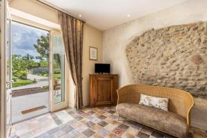 ein Wohnzimmer mit einer Couch und einem Fenster in der Unterkunft Country Agritur Tenuta Corte Tese in Sona