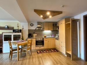 eine Küche mit einem Holztisch und einem Esszimmer in der Unterkunft Ferienwohnungen Roiser in Bad Wörishofen