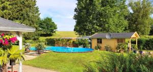 a backyard with a swimming pool and a house at Fewo Traum in Neppermin